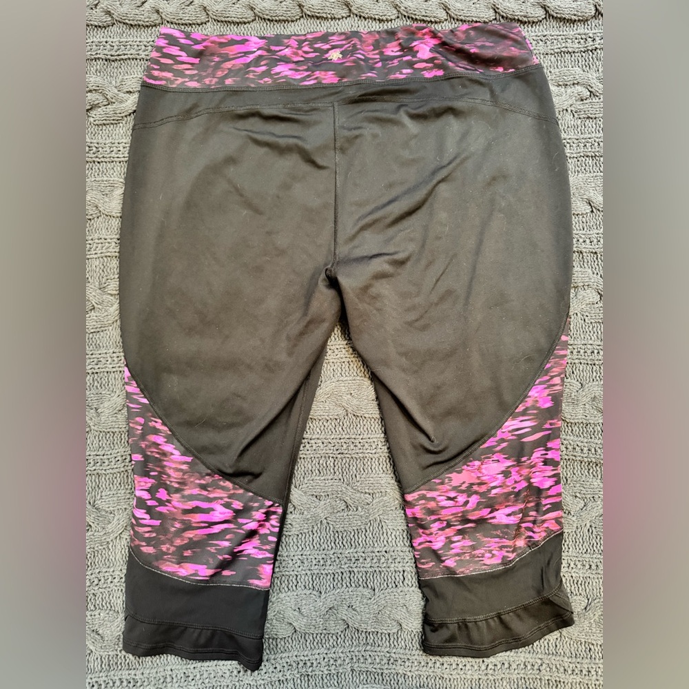 Tek Gear Black and Pink Camo Capri Leggings Women 2X - Picture 4 of 6